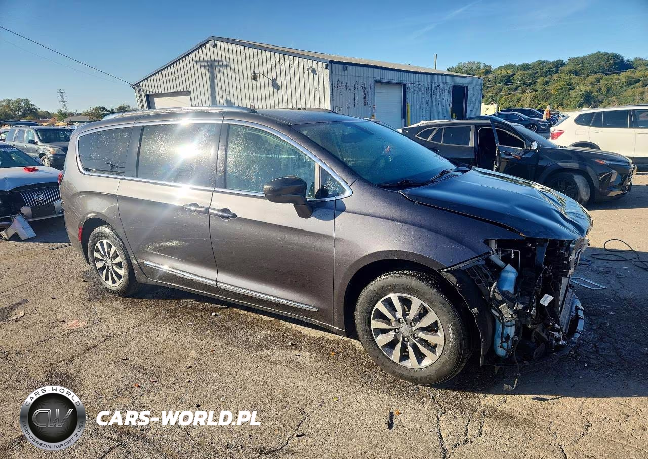 2020 Chrysler Pacifica Touring L Plus VIN:2C4RC1EG0LR245594 - 4