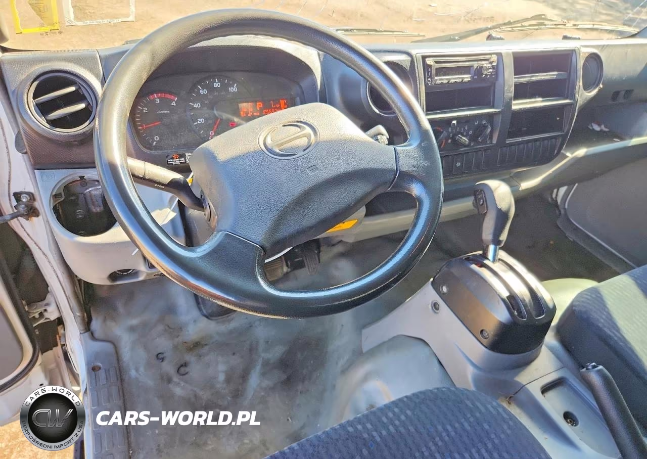 2018 Hino 195 Box Truck VIN:JHHSDM2H8JK006493 - 8