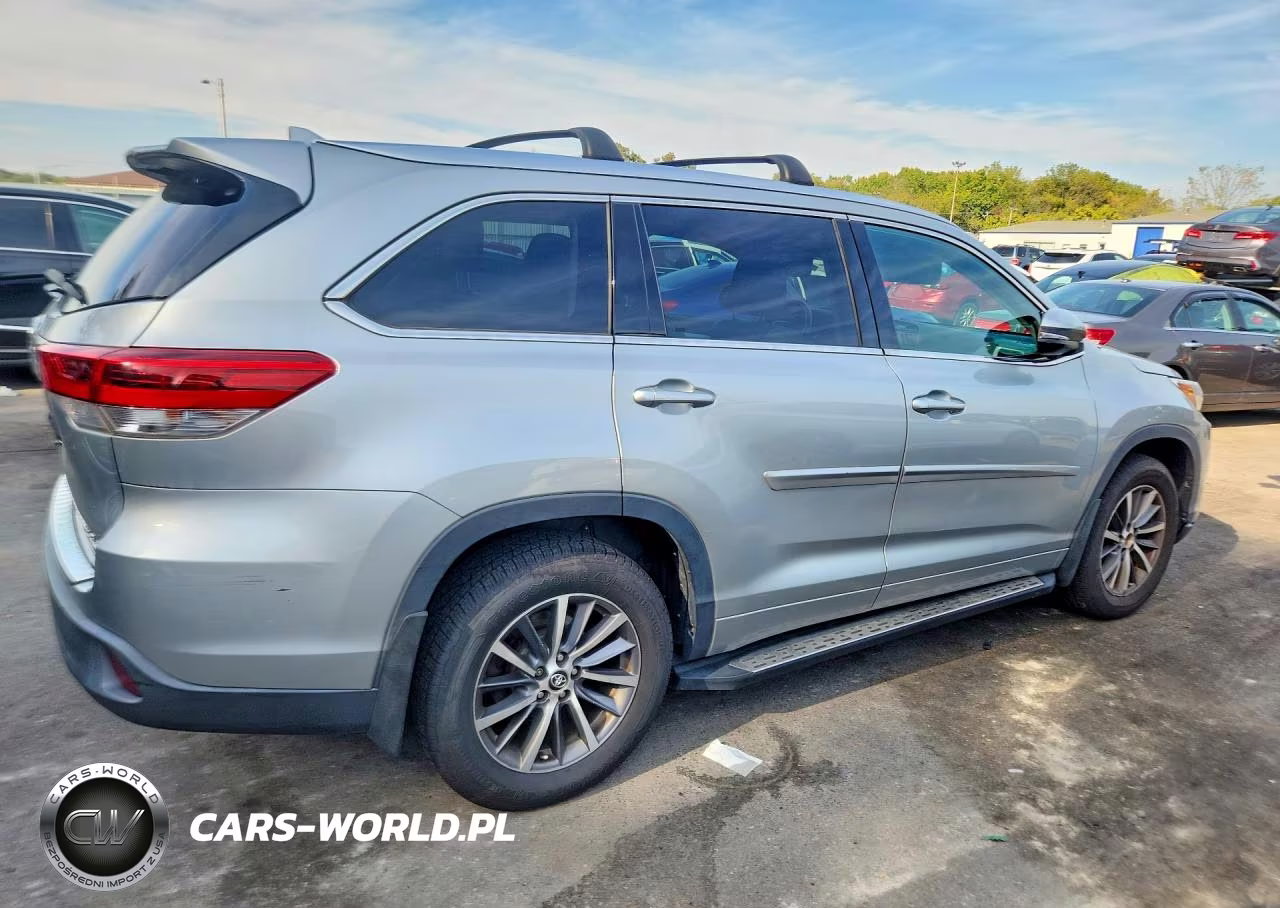 2018 Toyota Highlander Xle VIN:5TDJZRFH8JS559807 - 3