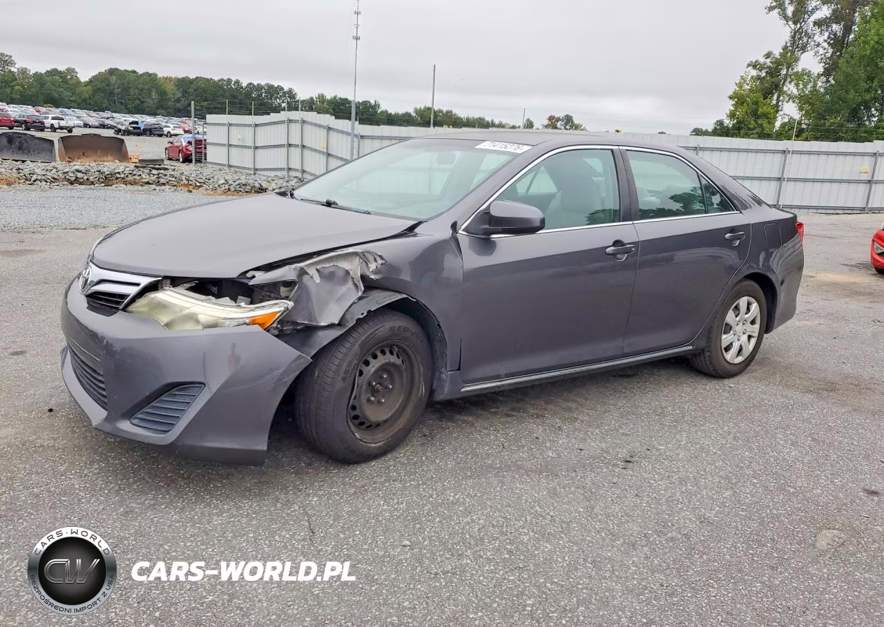 2013 Toyota Camry Le – zdjęcie 1 z 12