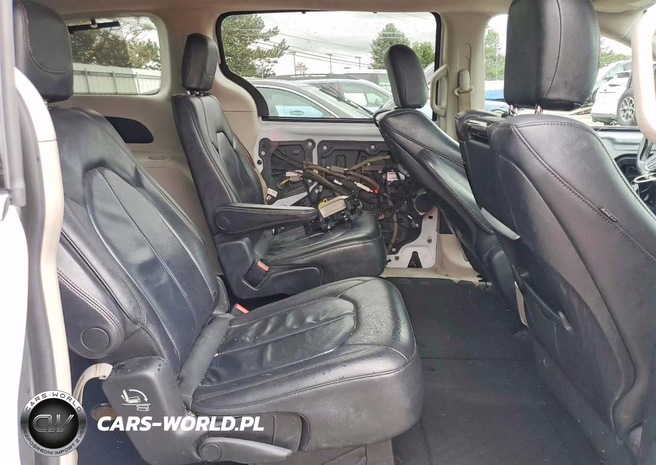 2018 Chrysler Pacifica Touring L Plus VIN:2C4RC1EG9JR306177 - 11