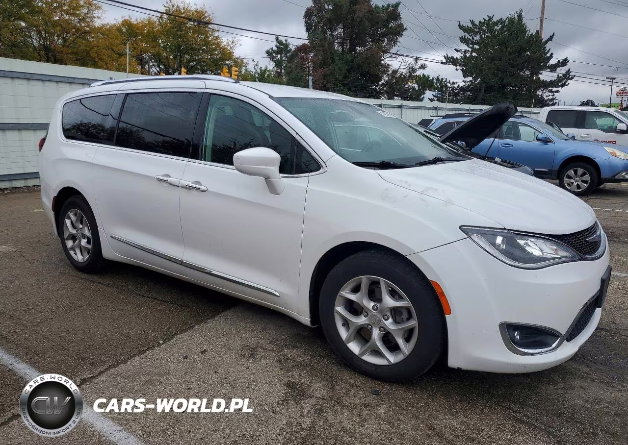 2018 Chrysler Pacifica Touring L Plus VIN:2C4RC1EG9JR306177 - 4