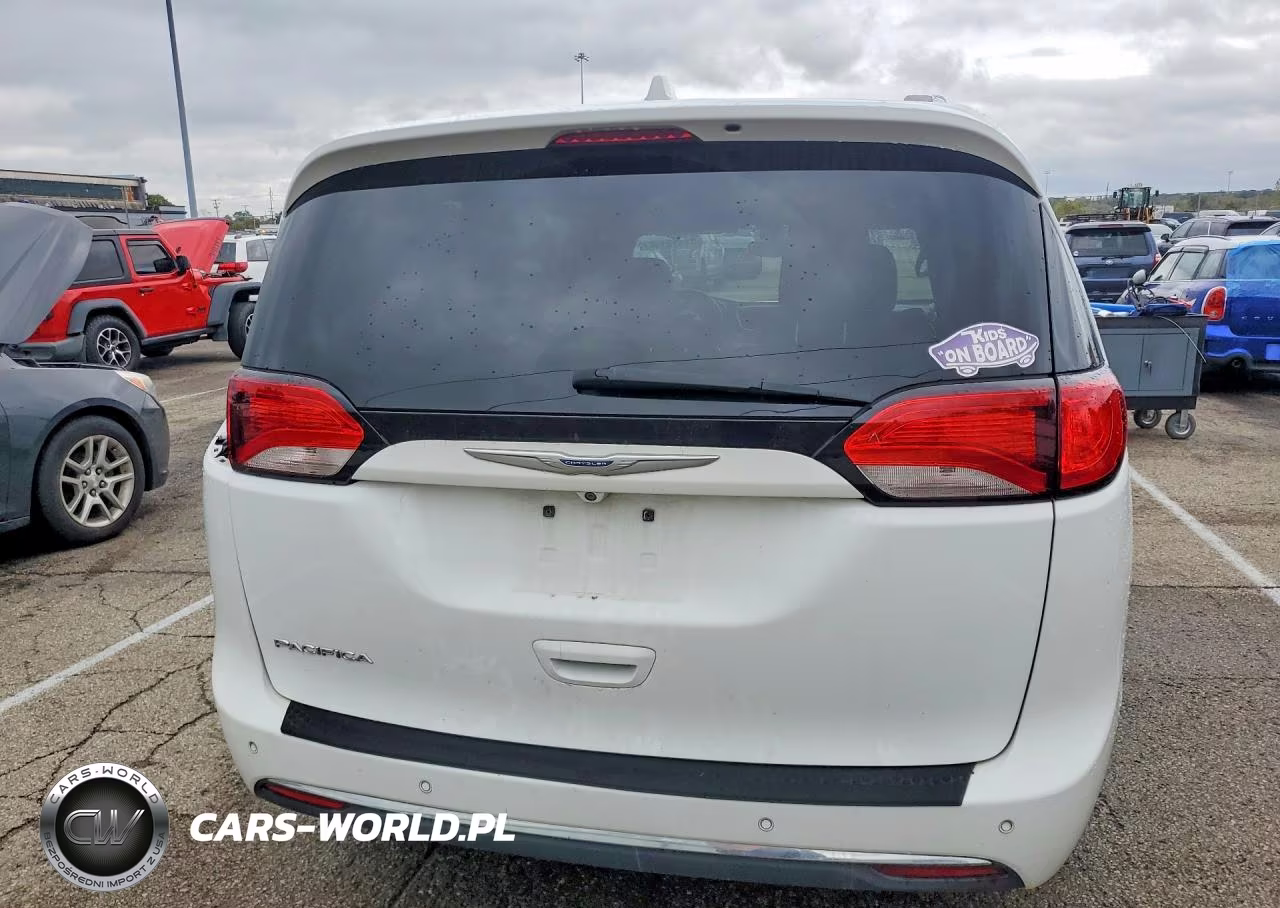 2018 Chrysler Pacifica Touring L Plus VIN:2C4RC1EG9JR306177 - 6