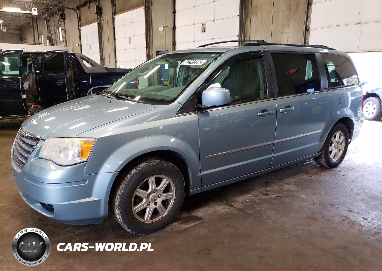 2010 Chrysler Town & Country Touring – zdjęcie 1 z 13