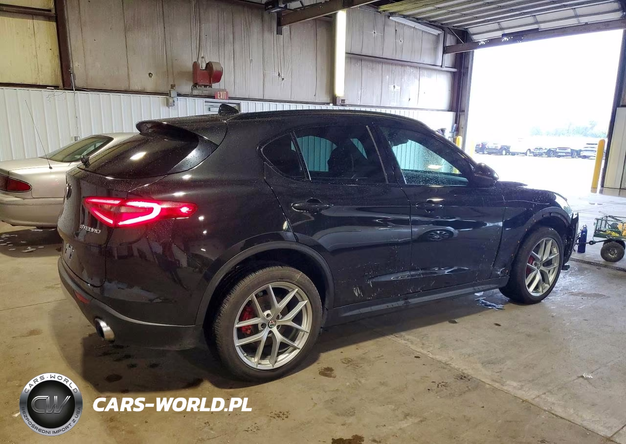 2018 Alfa Romeo Stelvio Ti Sport VIN:ZASFAKNN9J7B75242 - 3