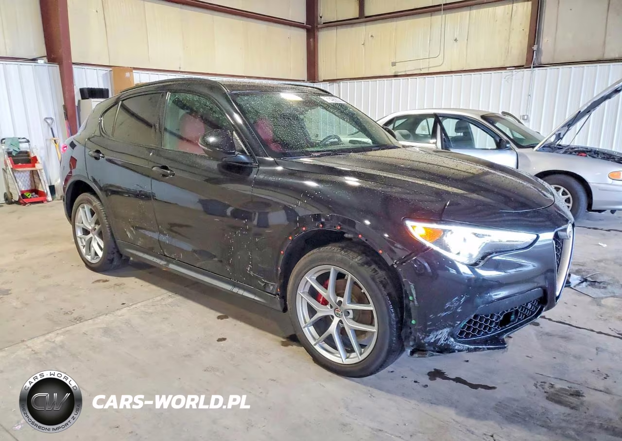2018 Alfa Romeo Stelvio Ti Sport VIN:ZASFAKNN9J7B75242 - 4