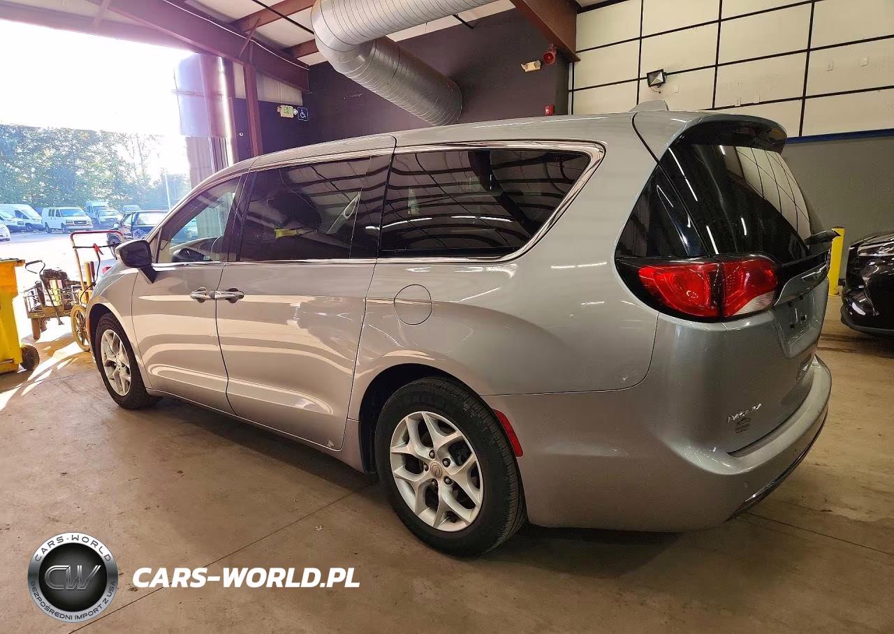 2017 Chrysler Pacifica Touring L VIN:2C4RC1BG5HR824138 - 2