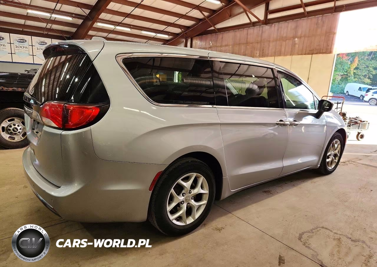 2017 Chrysler Pacifica Touring L VIN:2C4RC1BG5HR824138 - 3