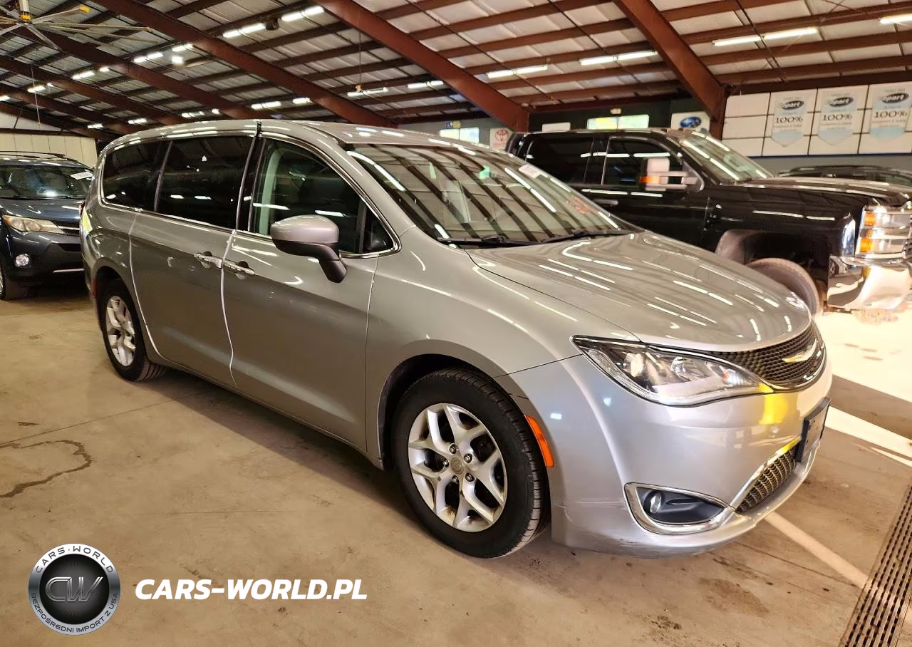2017 Chrysler Pacifica Touring L VIN:2C4RC1BG5HR824138 - 4