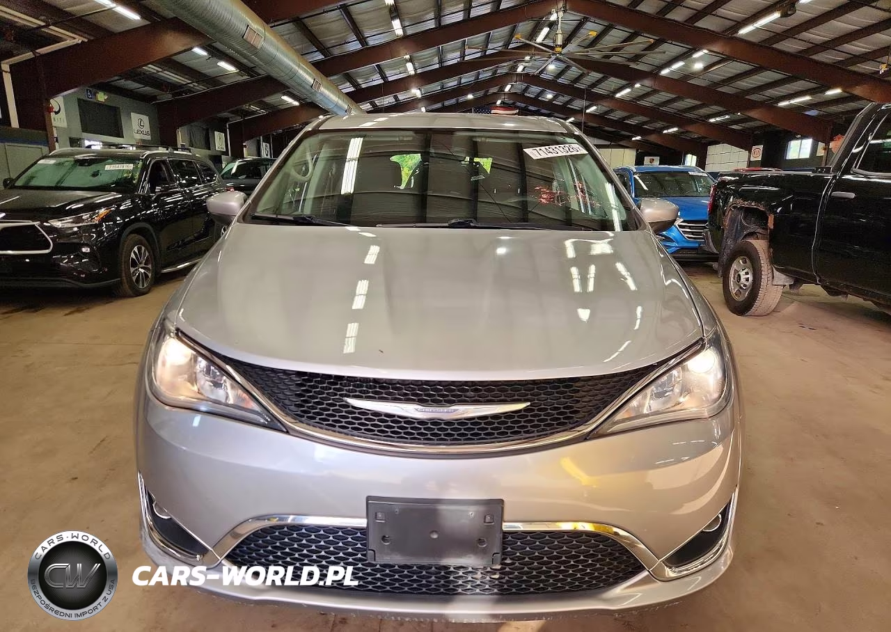 2017 Chrysler Pacifica Touring L VIN:2C4RC1BG5HR824138 - 5