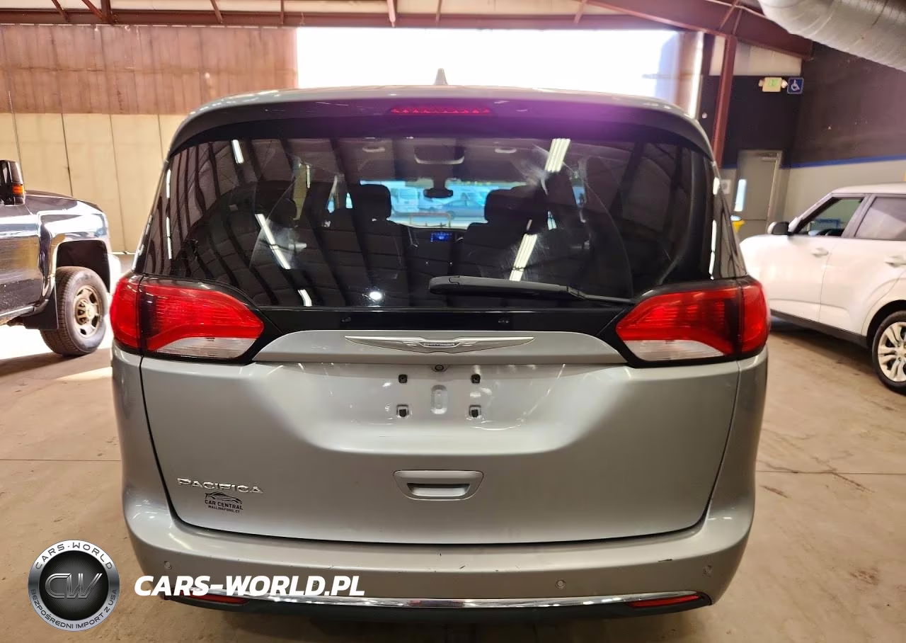 2017 Chrysler Pacifica Touring L VIN:2C4RC1BG5HR824138 - 6