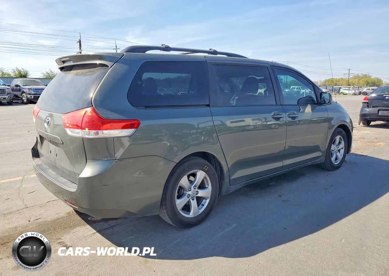 2013 Toyota Sienna Le VIN:5TDKK3DC3DS321025 - 3