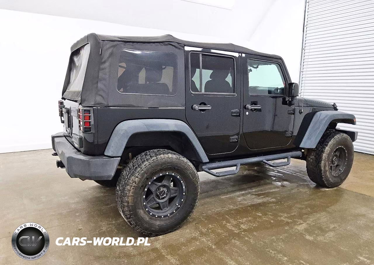 2015 Jeep Wrangler Unlimited Sport VIN:1C4BJWDG0FL524210 - 3