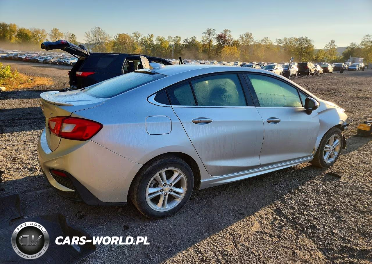 2018 Chevrolet Cruze Lt VIN:1G1BE5SM5J7125519 - 3