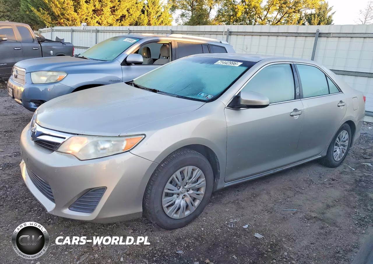 2014 Toyota Camry Le – zdjęcie 1 z 12