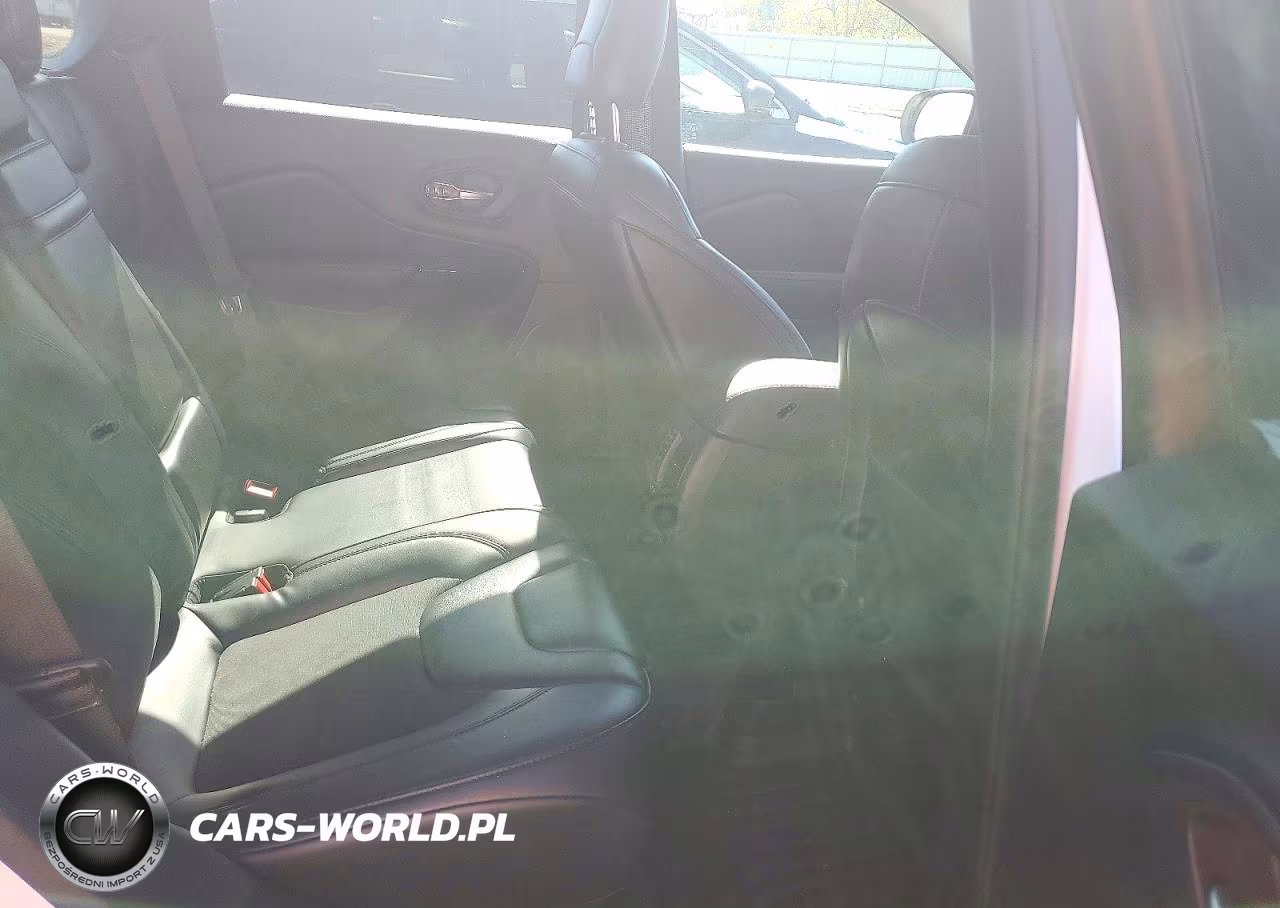 2019 Jeep Cherokee Latitude Plus VIN:1C4PJMLX0KD364636 - 11