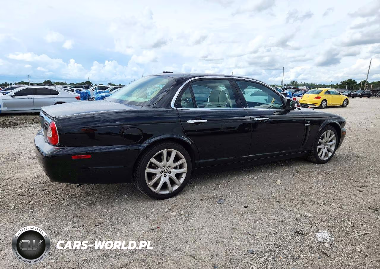 2008 Jaguar Xj8 VIN:SAJWA71BX8SH24458 - 3