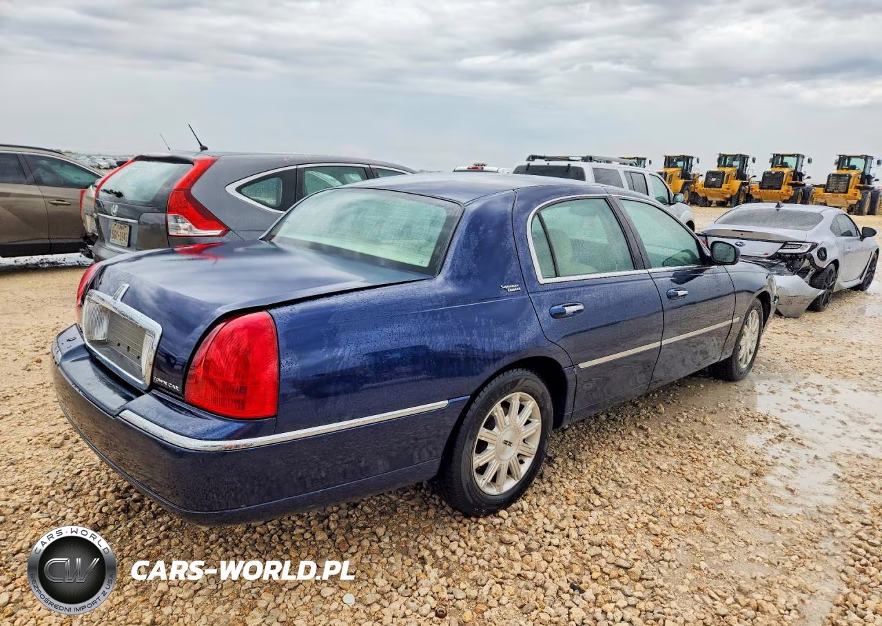 2009 Lincoln Town Car Signature Limited VIN:2LNHM82V89X621592 - 3