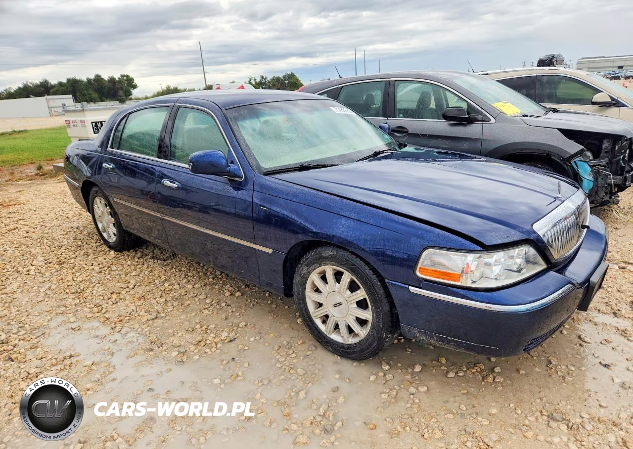 2009 Lincoln Town Car Signature Limited VIN:2LNHM82V89X621592 - 4
