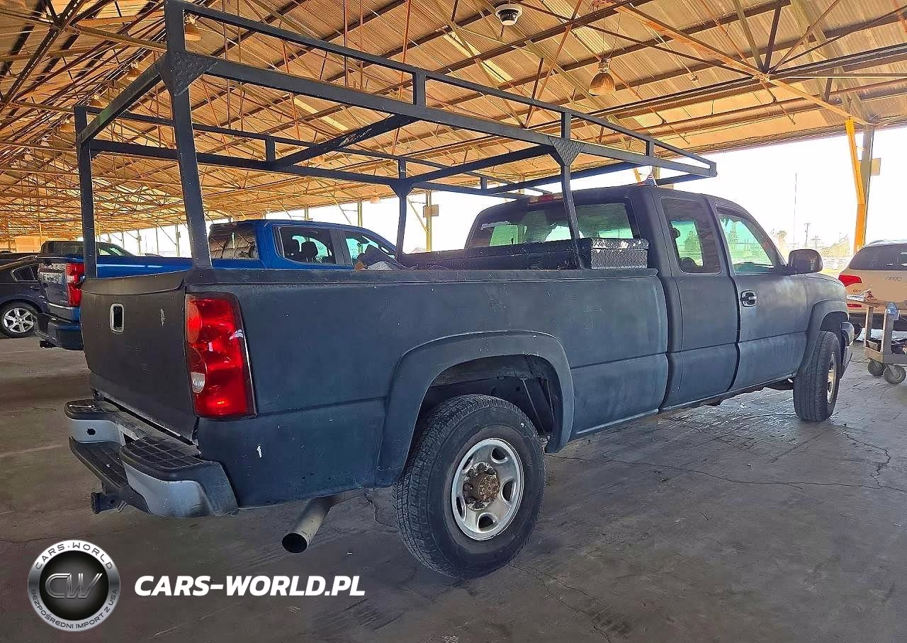 2003 Chevrolet Silverado K2500 Heavy Duty VIN:1GCHK29103E210464 - 3