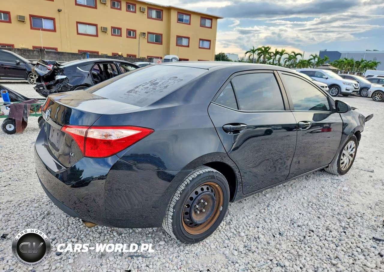 2018 Toyota Corolla Le VIN:5YFBURHE2JP820122 - 3