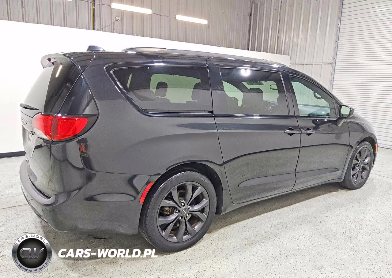 2018 Chrysler Pacifica Touring L Plus VIN:2C4RC1EG4JR364519 - 3