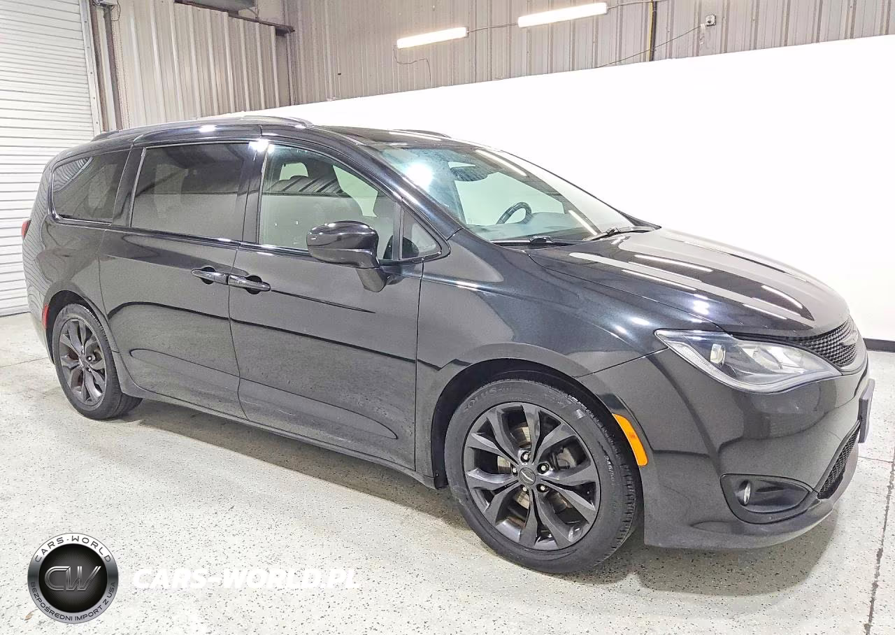 2018 Chrysler Pacifica Touring L Plus VIN:2C4RC1EG4JR364519 - 4