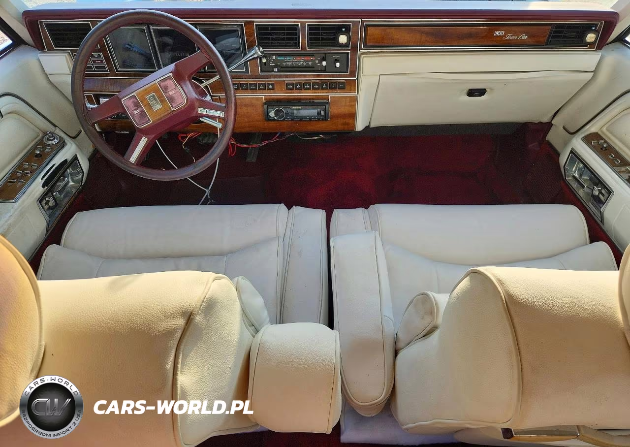 1989 Lincoln Town Car Signature VIN:1LNBM82F2KY806421 - 8