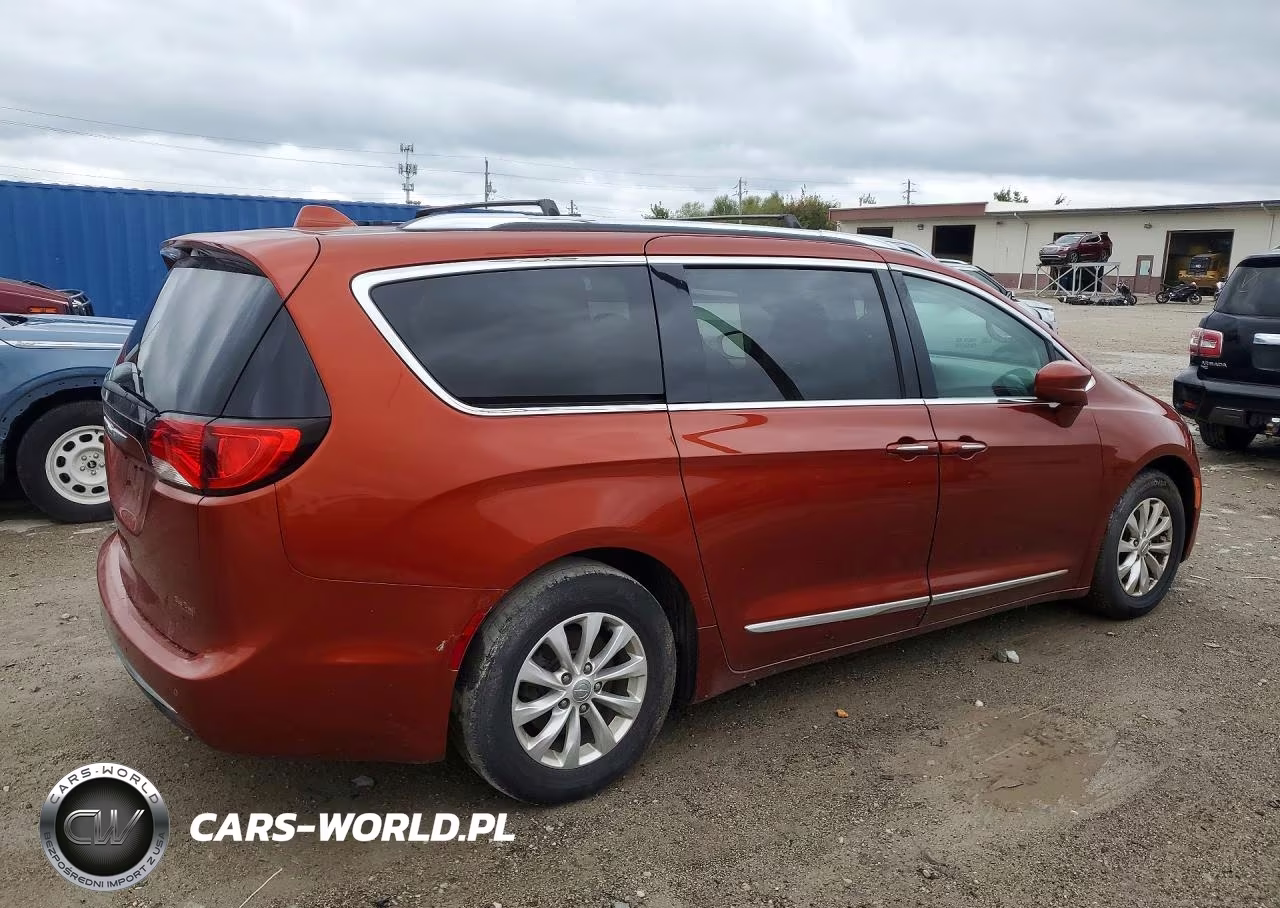 2018 Chrysler Pacifica Touring L Plus VIN:2C4RC1EGXJR235197 - 3