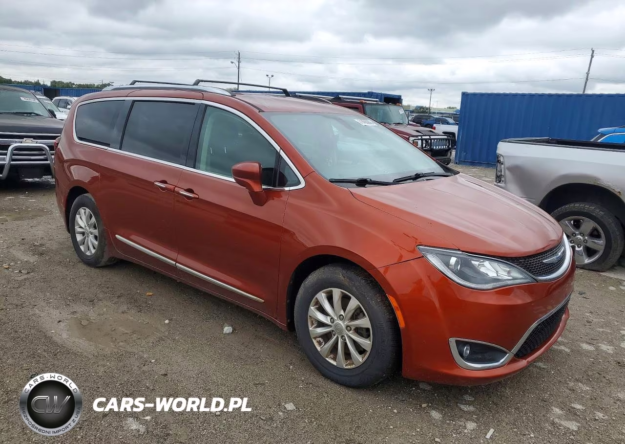 2018 Chrysler Pacifica Touring L Plus VIN:2C4RC1EGXJR235197 - 4