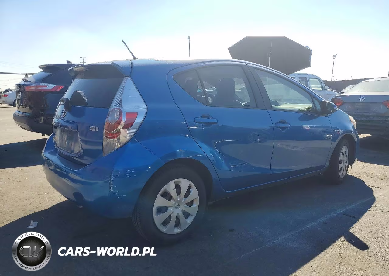 2013 Toyota Prius C One VIN:JTDKDTB37D1549586 - 3