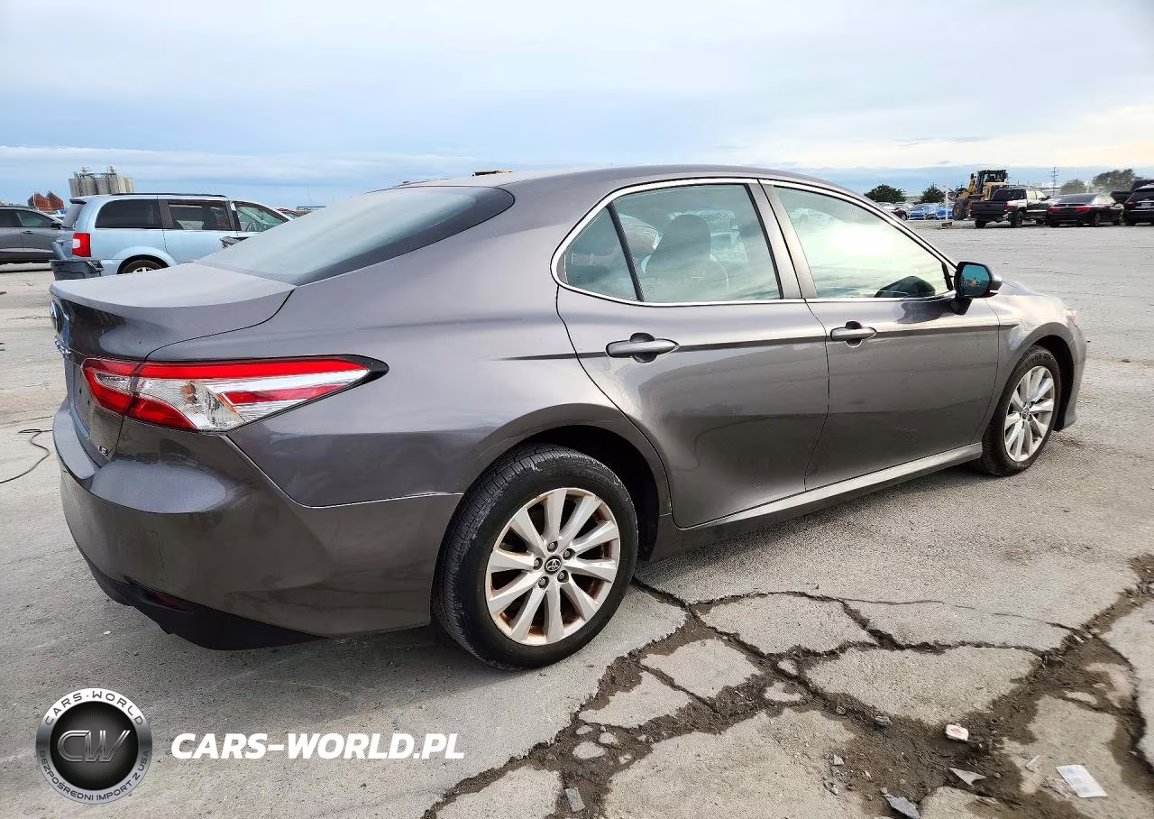 2018 Toyota Camry Le VIN:4T1B11HK8JU593579 - 3
