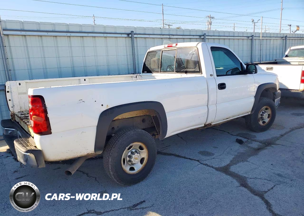 2005 Chevrolet Silverado C2500 Heavy Duty VIN:1GCHC24U15E321851 - 3