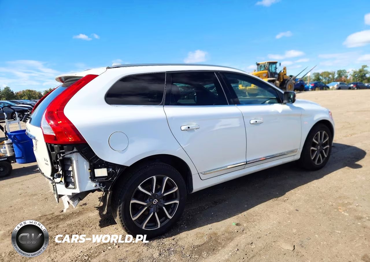 2017 Volvo Xc60 T6 Dynamic VIN:YV449MRRXH2157015 - 3