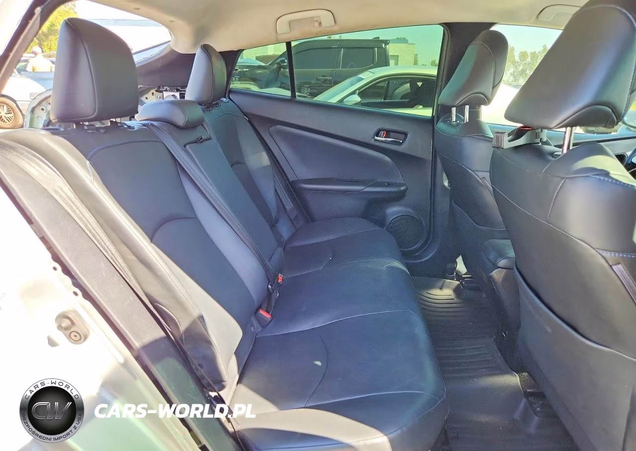 2018 Toyota Prius Three Touring VIN:JTDKARFU9J3553654 - 10