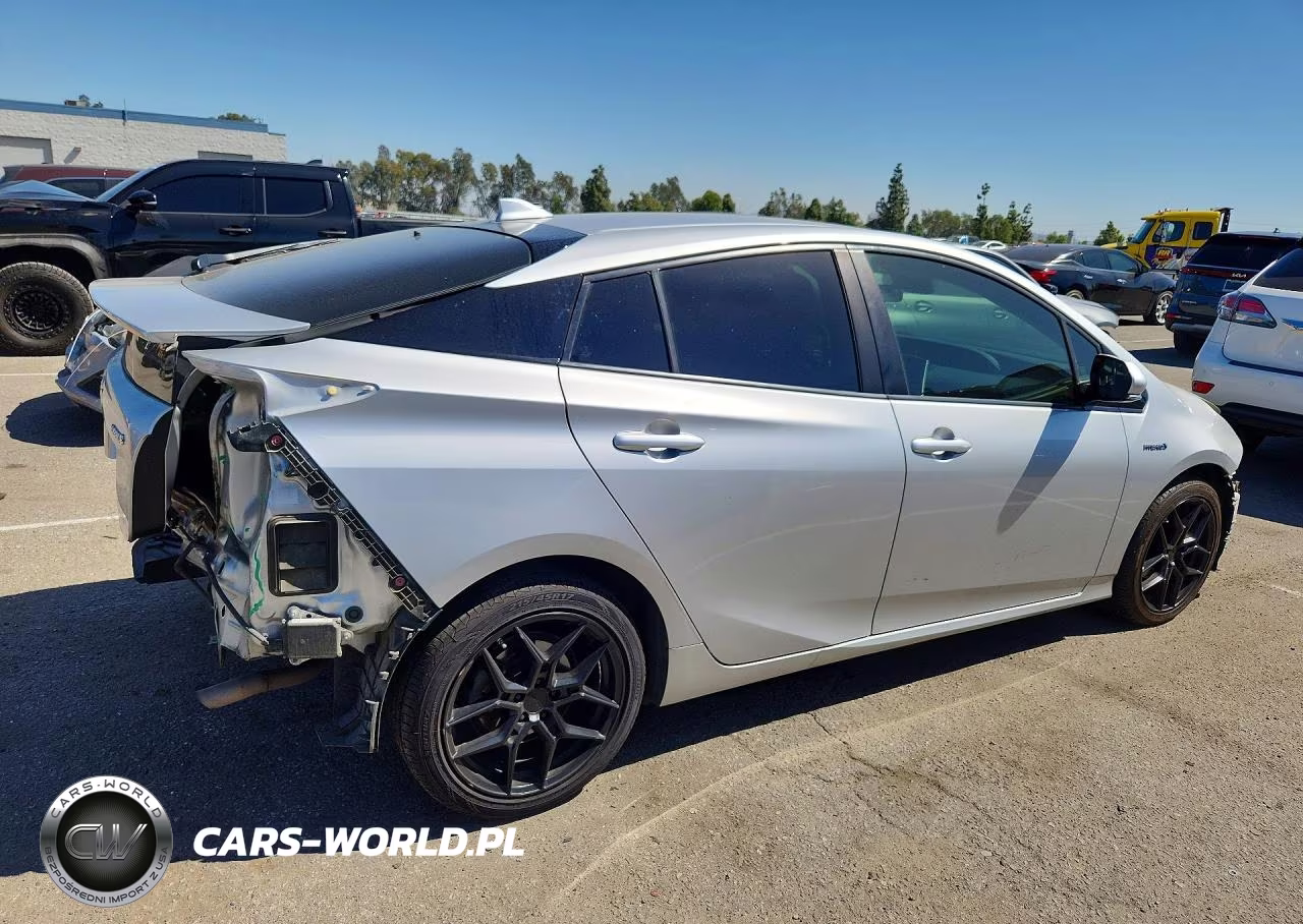 2018 Toyota Prius Three Touring VIN:JTDKARFU9J3553654 - 3