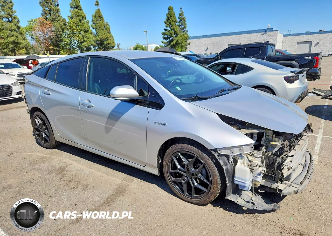 2018 Toyota Prius Three Touring VIN:JTDKARFU9J3553654 - 4