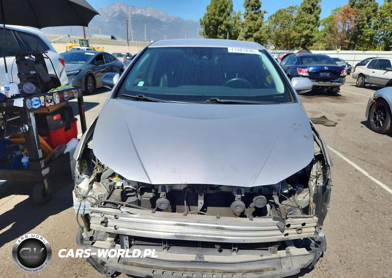 2018 Toyota Prius Three Touring VIN:JTDKARFU9J3553654 - 5