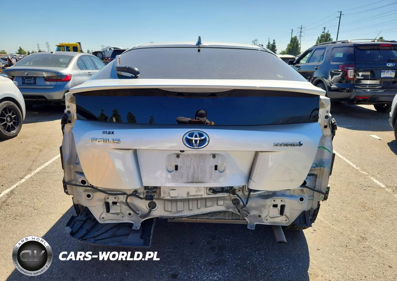 2018 Toyota Prius Three Touring VIN:JTDKARFU9J3553654 - 6