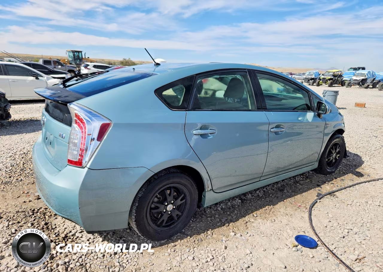 2013 Toyota Prius Two VIN:JTDKN3DU0D5544631 - 3