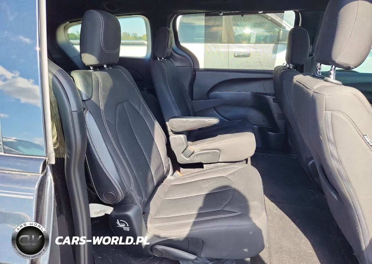 2018 Chrysler Pacifica Touring Plus VIN:2C4RC1FG3JR361934 - 11