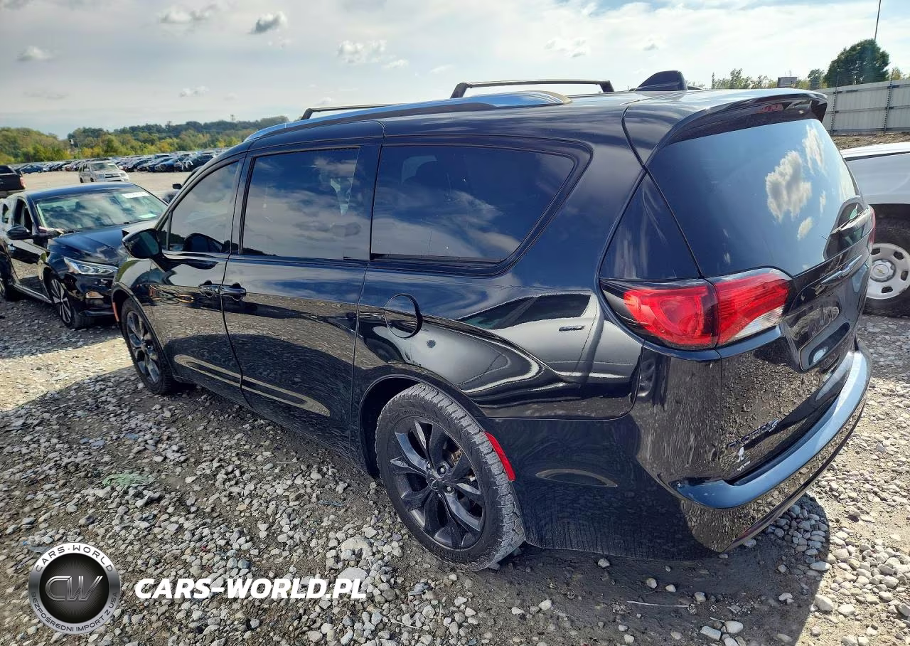 2018 Chrysler Pacifica Touring Plus VIN:2C4RC1FG3JR361934 - 2