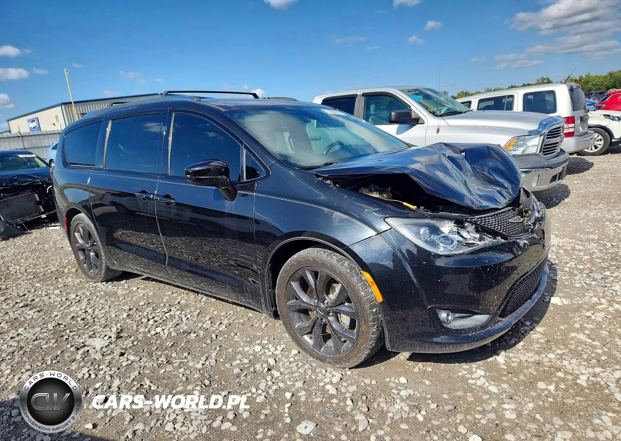 2018 Chrysler Pacifica Touring Plus VIN:2C4RC1FG3JR361934 - 4