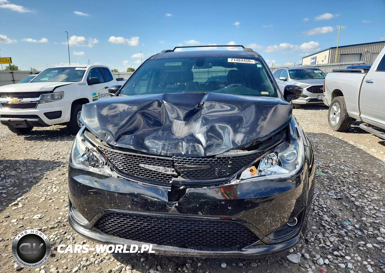 2018 Chrysler Pacifica Touring Plus VIN:2C4RC1FG3JR361934 - 5