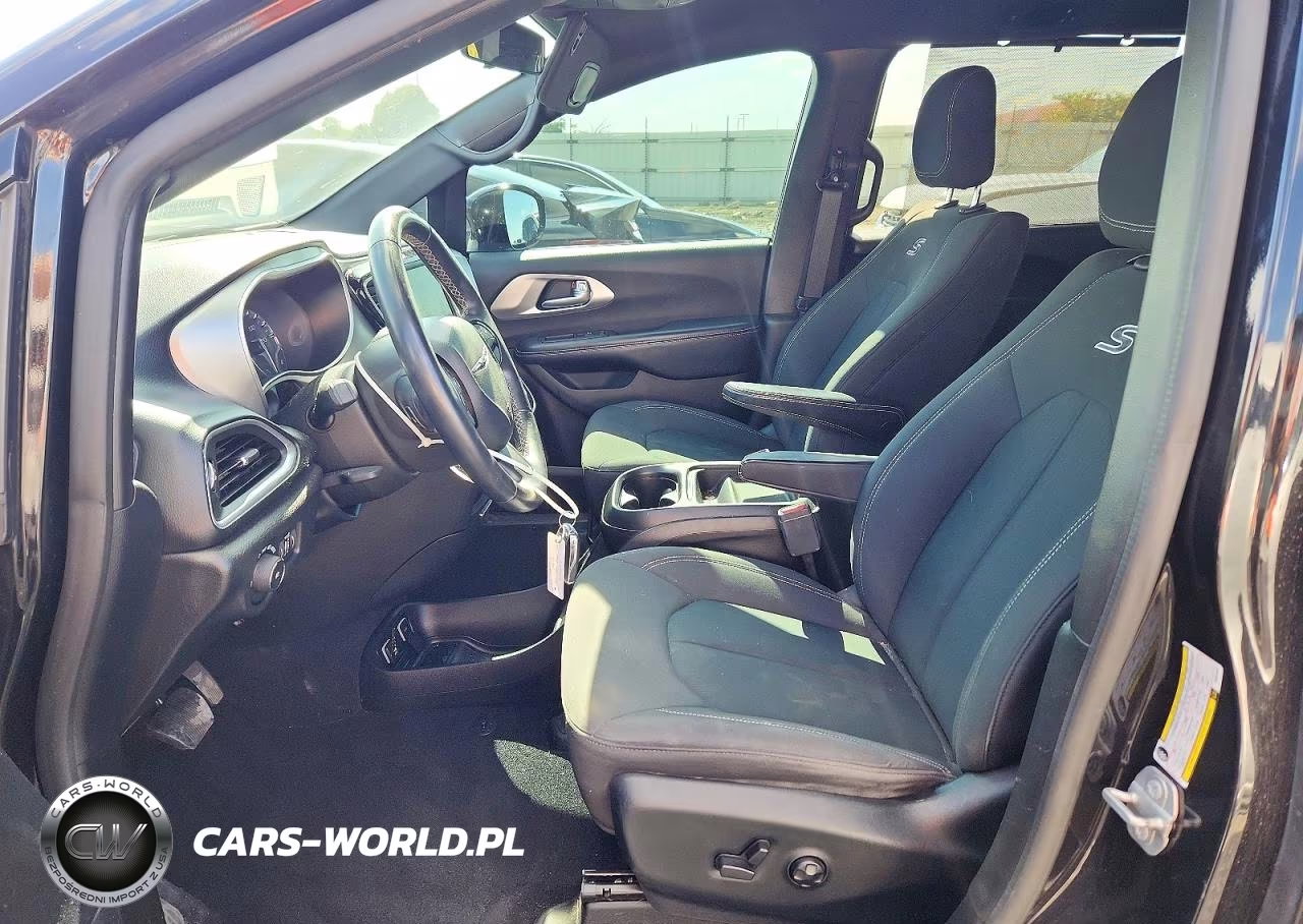2018 Chrysler Pacifica Touring Plus VIN:2C4RC1FG3JR361934 - 7