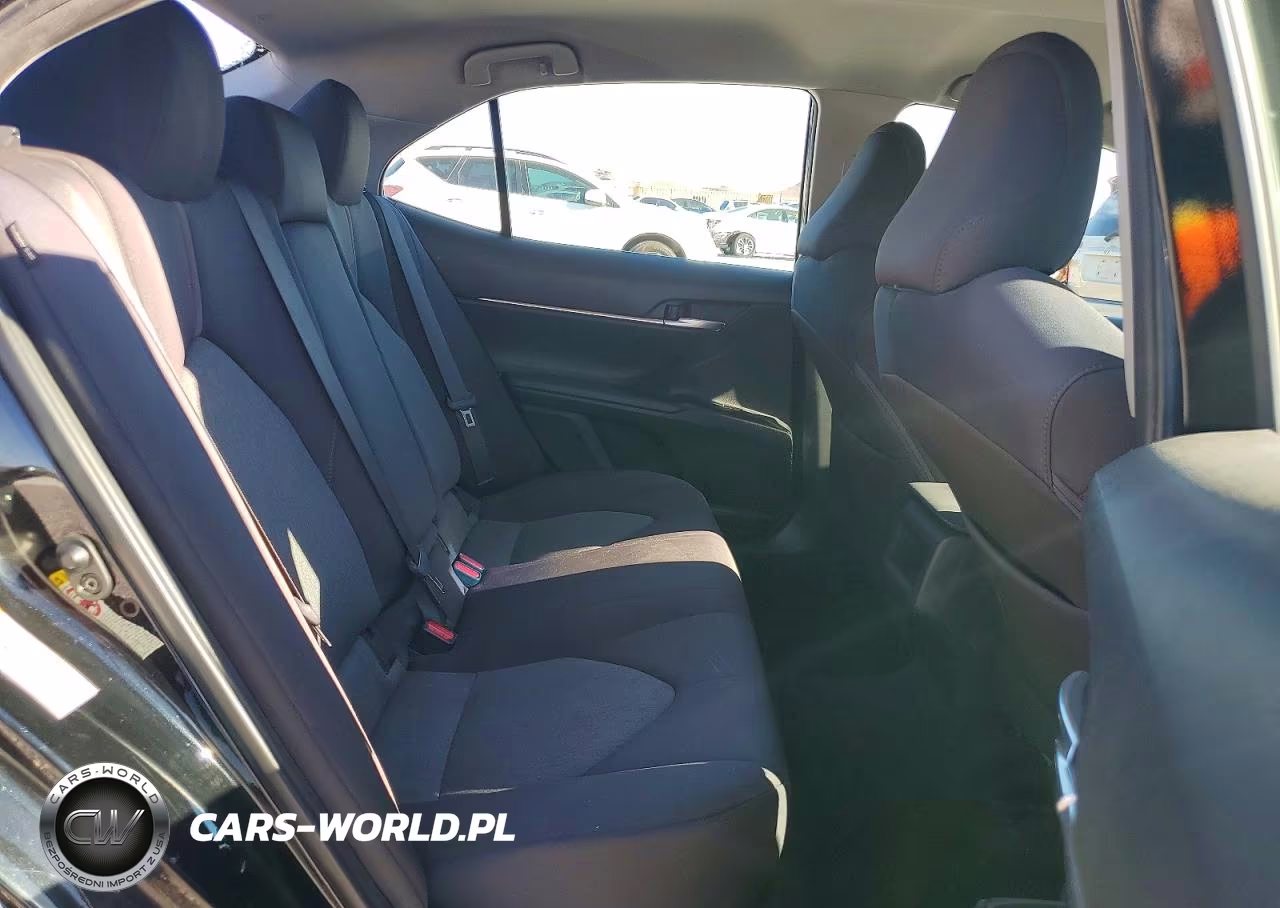 2018 Toyota Camry Le VIN:4T1B11HK2JU511216 - 10