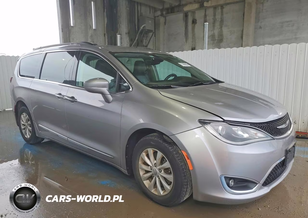 2017 Chrysler Pacifica Touring L VIN:2C4RC1BG1HR544068 - 4