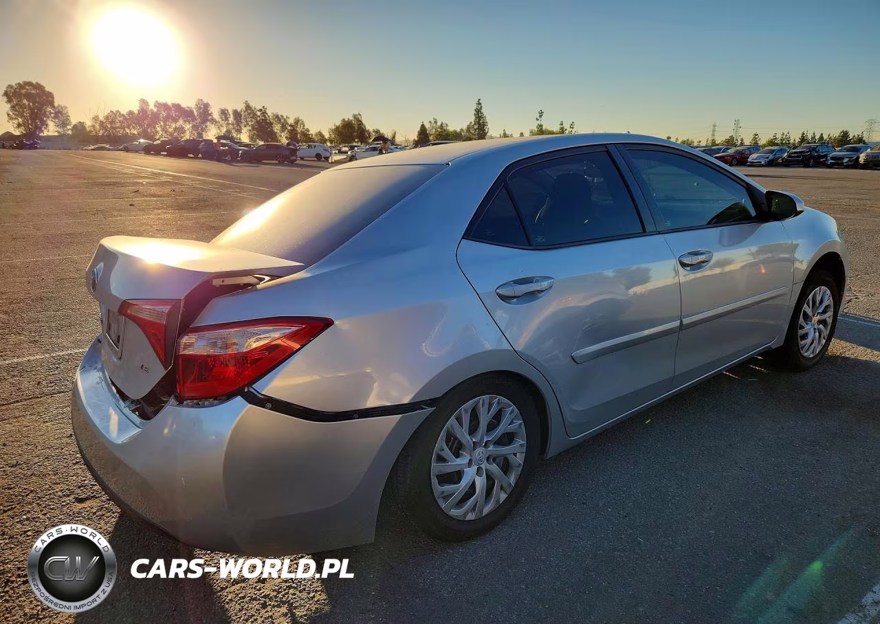 2017 Toyota Corolla Le VIN:5YFBURHEXHP726936 - 3