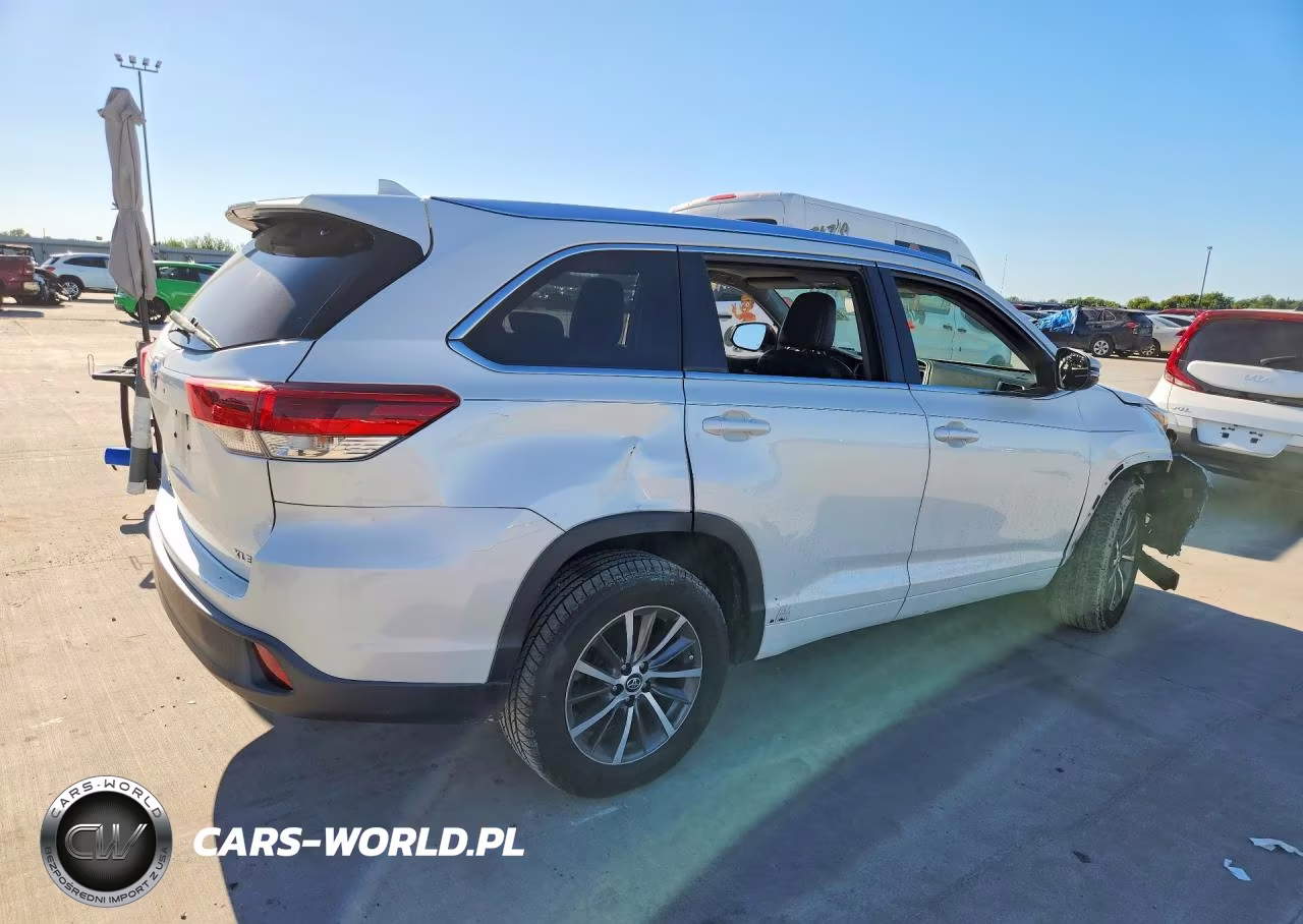 2018 Toyota Highlander Xle VIN:5TDKZRFH4JS533094 - 3