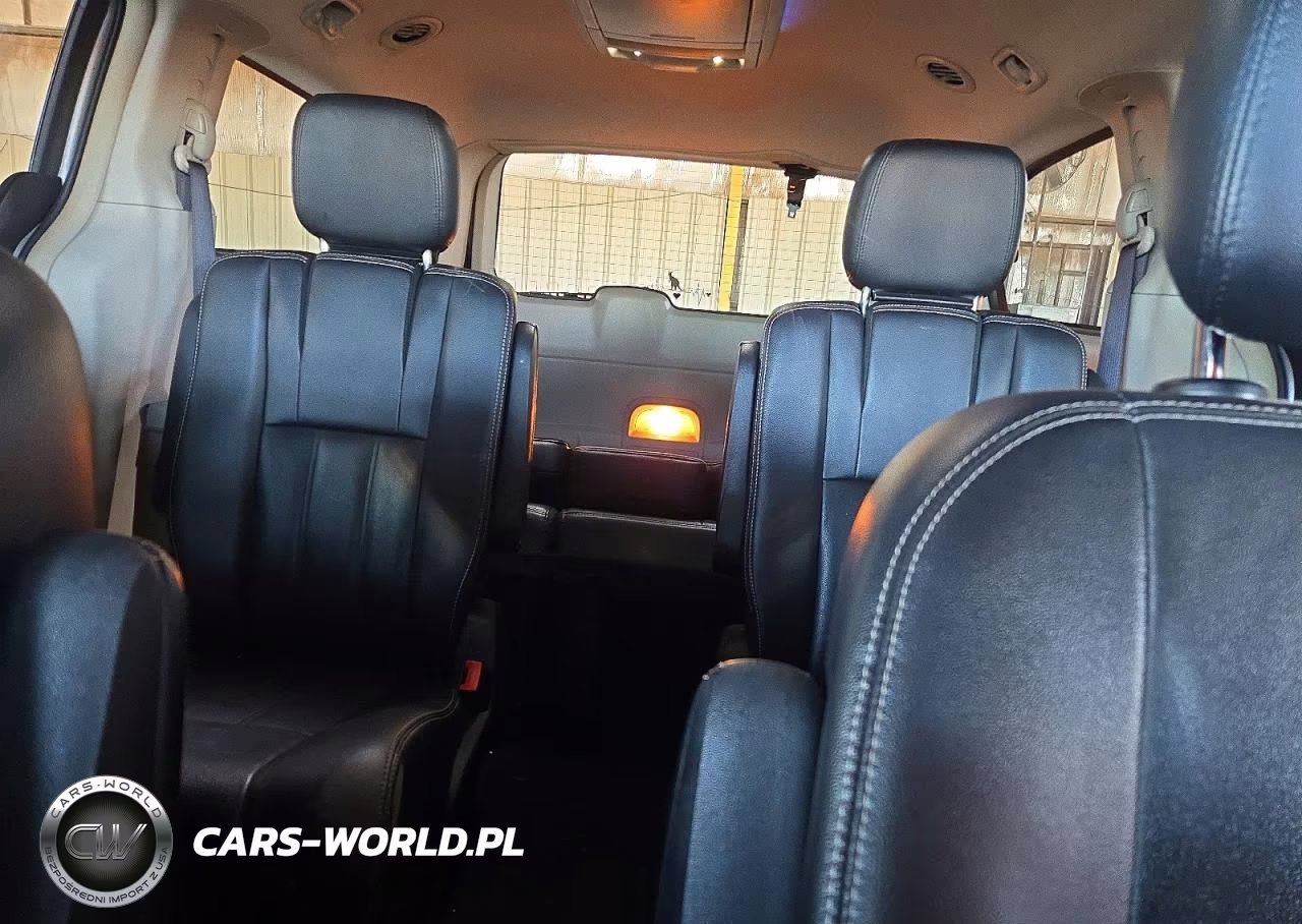 2015 Chrysler Town & Country Touring VIN:2C4RC1BG9FR673401 - 10